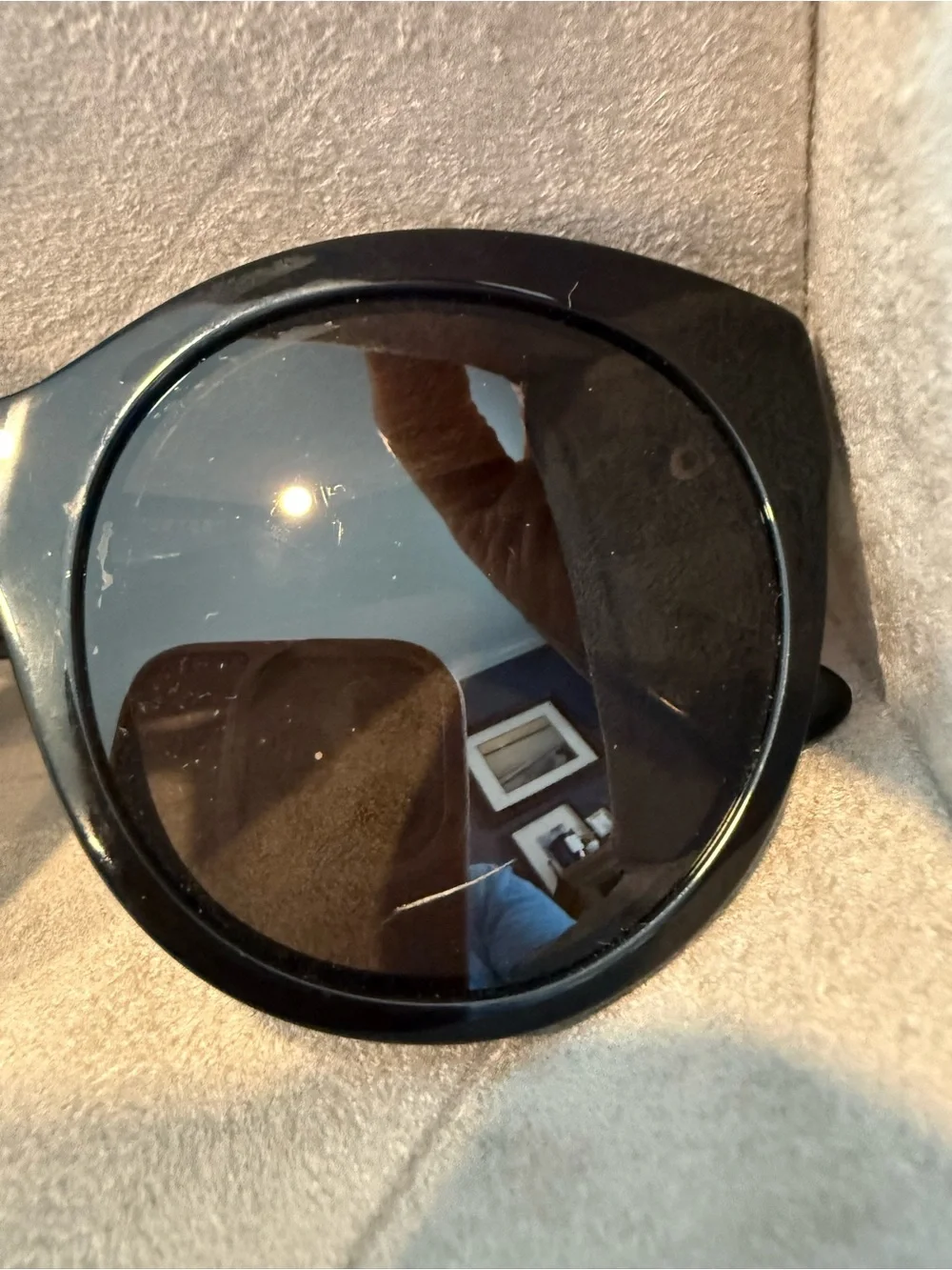 Gucci Classic Black Round Sunglasses - great price small scratch